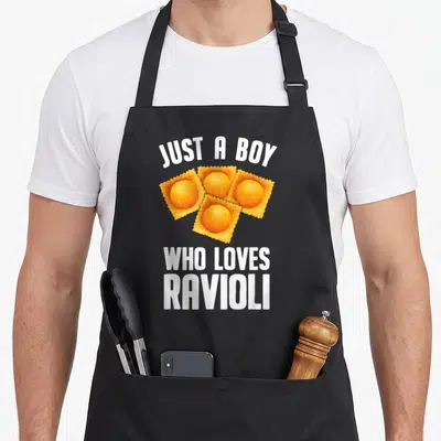 Tablier de cuisine noir avec illustration de quatre raviolis dorés et texte blanc Just a boy who loves ravioli.