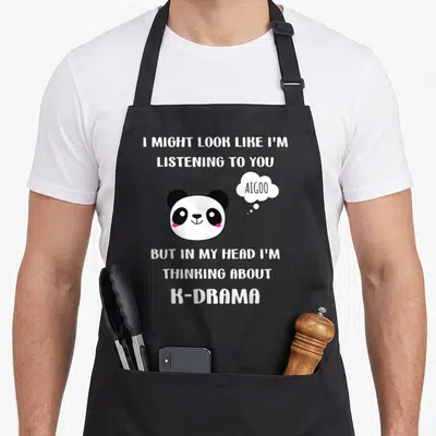 Tablier de cuisine noir avec un panda rose et le texte anglais sur les K-dramas.