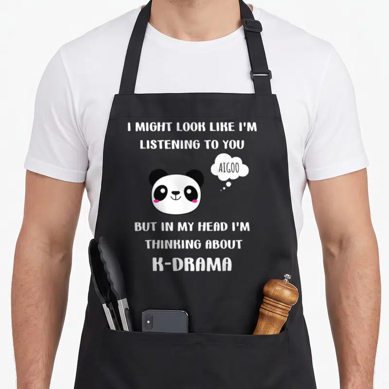 Tablier de cuisine noir avec un panda rose et le texte anglais sur les K-dramas.