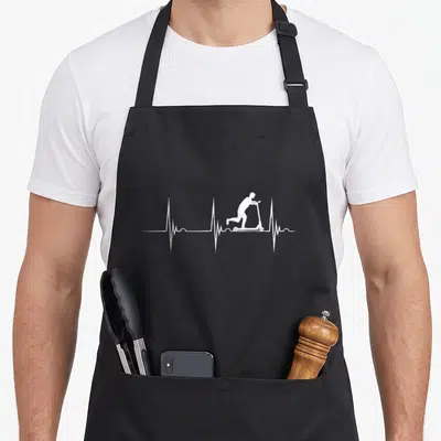 Tablier de cuisine noir avec silhouette blanche sur trottinette électrique insérée dans un tracé de rythme cardiaque ECG.