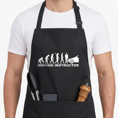 Tablier de cuisine noir avec illustration blanche de l'évolution humaine et texte driving instructor