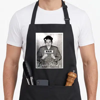 Tablier de cuisine noir avec photographie en noir et blanc de Rosa Parks tenant une pancarte NAH 1953