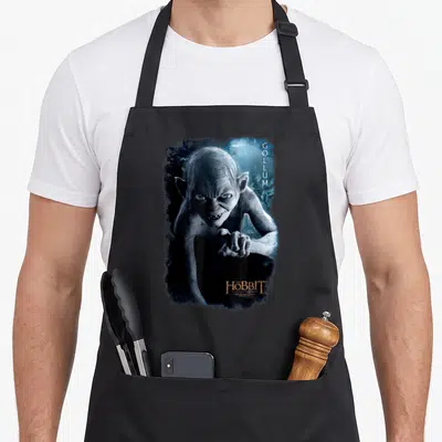 Tablier de cuisine noir avec illustration de Gollum pointant vers l'avant et le titre Le Hobbit en bas.
