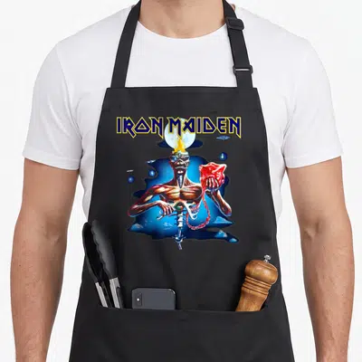 Tablier de cuisine noir avec illustration d'Eddie tenant un cœur sous le logo Iron Maiden.