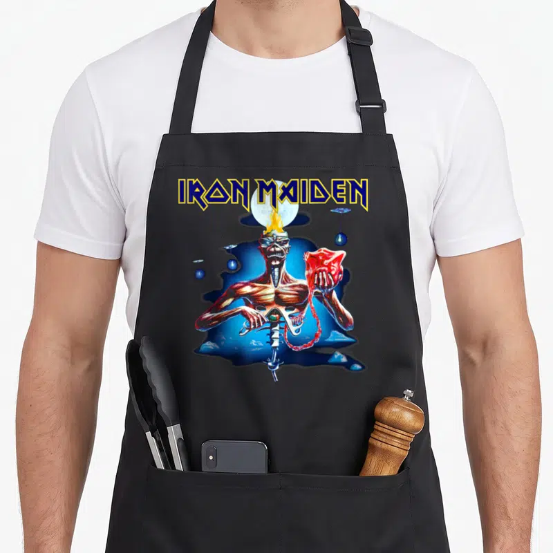 Tablier de cuisine noir avec illustration d'Eddie tenant un cœur sous le logo Iron Maiden.