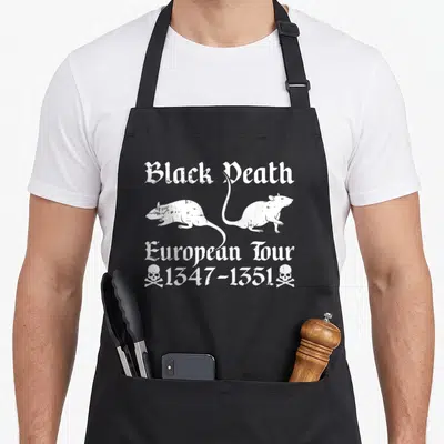 Tablier de cuisine noir avec inscription Black Death European Tour 1347-1351 et deux rats blancs sur fond uni.