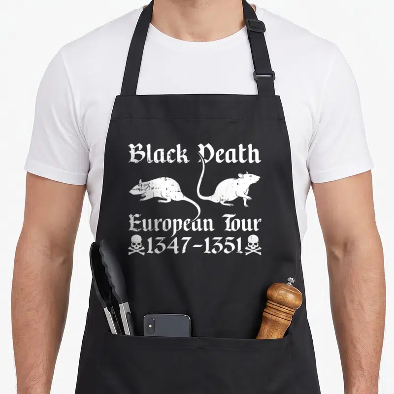Tablier de cuisine noir avec inscription Black Death European Tour 1347-1351 et deux rats blancs sur fond uni.