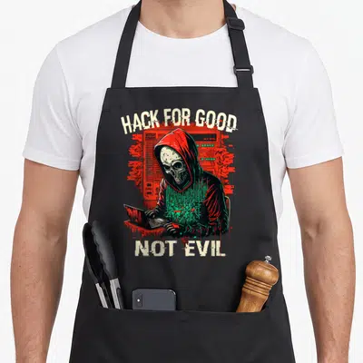 Tablier de cuisine noir avec un personnage en capuche rouge et crâne utilisant un ordinateur portable.
