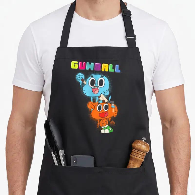 Tablier de cuisine noir avec Gumball et Darwin peints en couleur avec des pinceaux et un titre multicolore au-dessus.