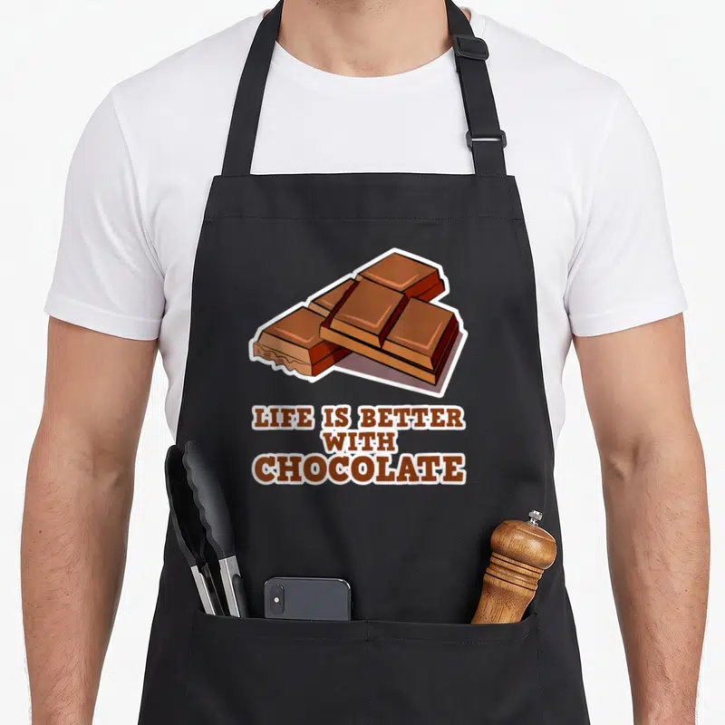 Tablier de cuisine noir avec illustration de barre de chocolat brisée et texte Life is better with chocolate en lettres marron.