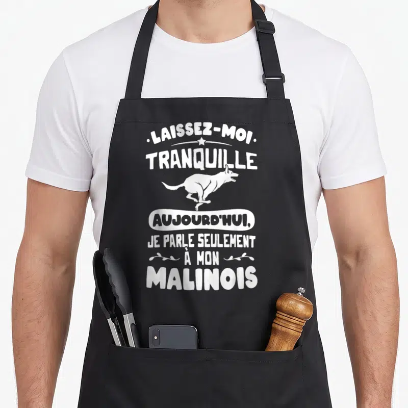 Tablier de cuisine noir avec inscription blanche et silhouette de malinois en course au centre du motif imprimé.