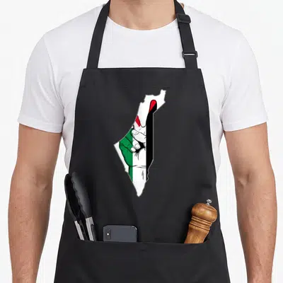 Tablier de cuisine noir avec silhouette Palestine couleur drapeau et main faisant un signe positif au centre.