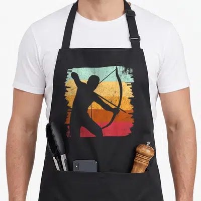 Tablier de cuisine noir avec silhouette d'archer tirant une flèche sur fond de bandes horizontales colorées style vintage.