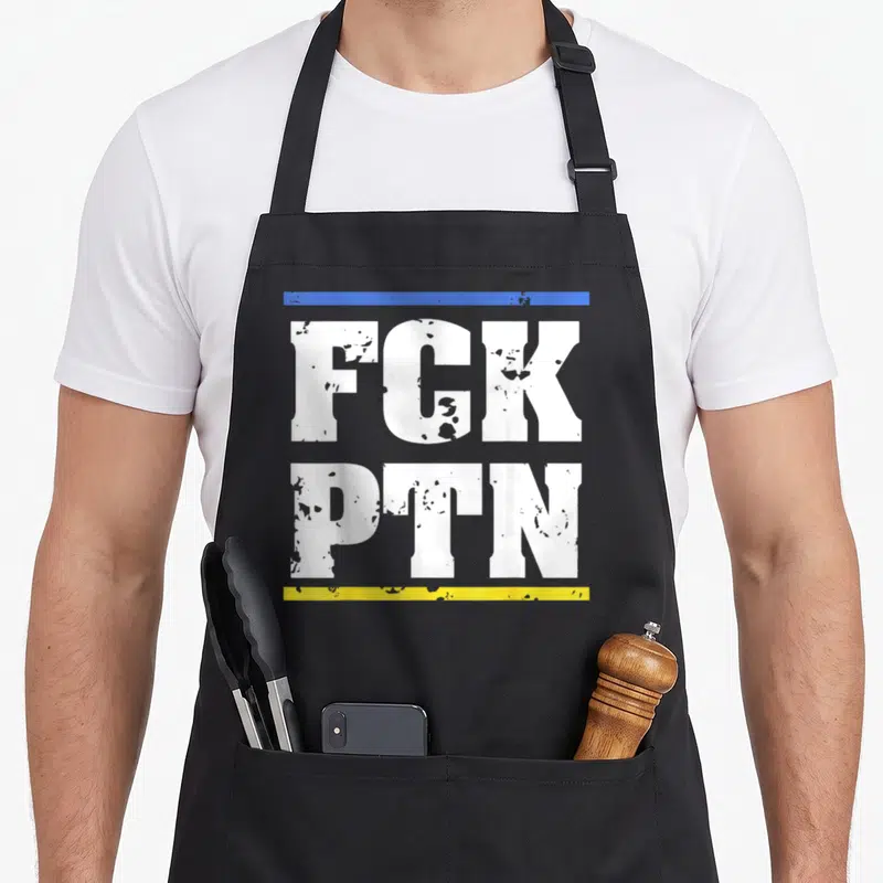 Tablier de cuisine noir avec inscription blanche FGK PTN et bandes bleue et jaune horizontales.