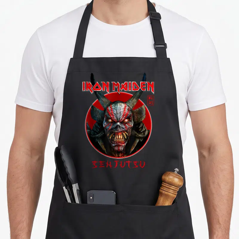 Tablier de cuisine noir avec le visage démoniaque d'Eddie et le titre Senjutsu en typographie métallique rouge.