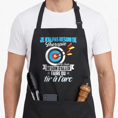 Tablier de cuisine noir avec une cible de tir à l'arc et le texte Je n'ai pas besoin de thérapie J'ai juste besoin d'aller faire du tir à l'arc