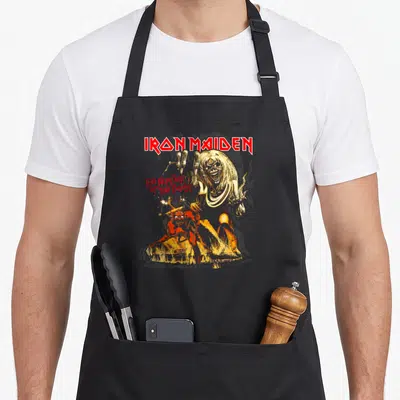 Tablier de cuisine noir avec le logo Iron Maiden et l'illustration du Number of the Beast en rouge et jaune.