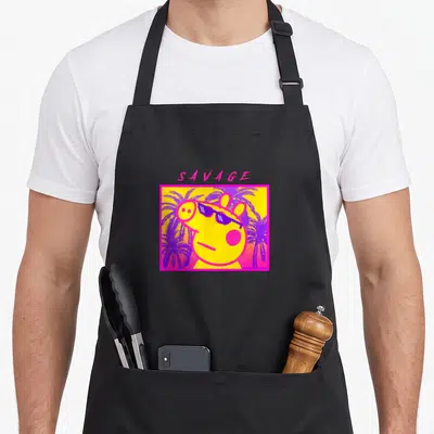 Tablier de cuisine noir avec une illustration colorée de Peppa Pig portant des lunettes de soleil et le texte Savage au-dessus.