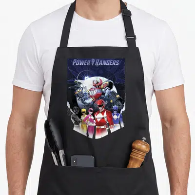 Tablier de cuisine noir avec illustration des Power Rangers et du Megazord sur fond d'espace étoilé.