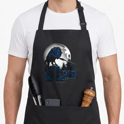 Tablier de cuisine noir avec un loup géant tenant une lance devant une lune bleue et grise.