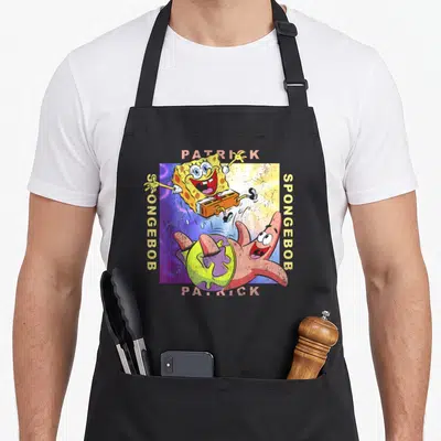 Tablier de cuisine noir avec SpongeBob et Patrick jouant ensemble sur fond coloré.