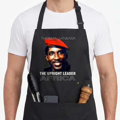 Tablier de cuisine noir avec portrait de Thomas Sankara, béret rouge et texte The Upright Leader Africa en blanc.