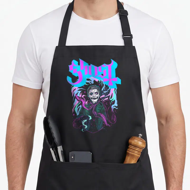 Tablier de cuisine noir avec illustration colorée d'un personnage fantomatique en costume vert et texte Ghost en lettres gothiques cyan et magenta.