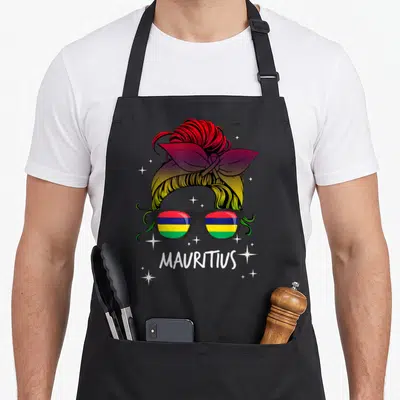 Tablier de cuisine noir avec illustration femme lunettes drapeau Mauritius et coiffure colorée.