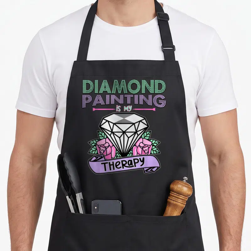 Tablier de cuisine noir avec illustration d'un diamant, de roses roses et le texte Diamond Painting is my Therapy.