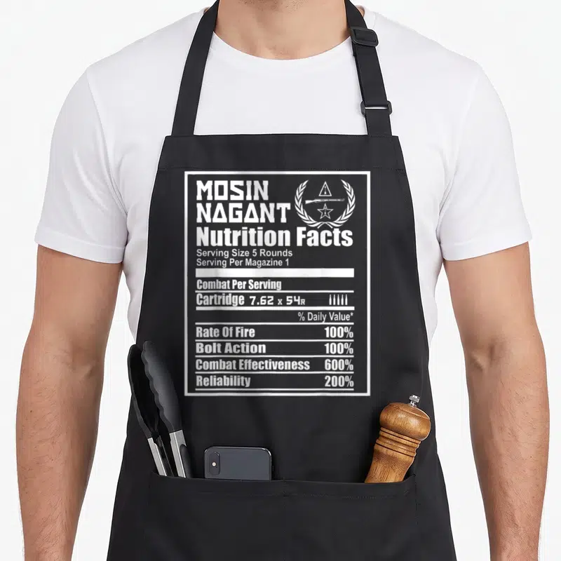 Tablier de cuisine noir avec une étiquette blanche imitant des informations nutritionnelles pour le fusil Mosin Nagant.