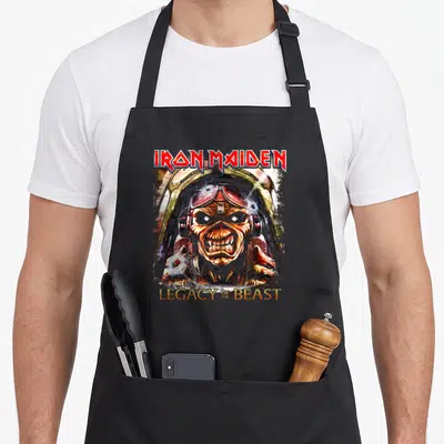 Tablier de cuisine noir avec illustration d'Eddie en pilote et texte Iron Maiden Legacy of the Beast.