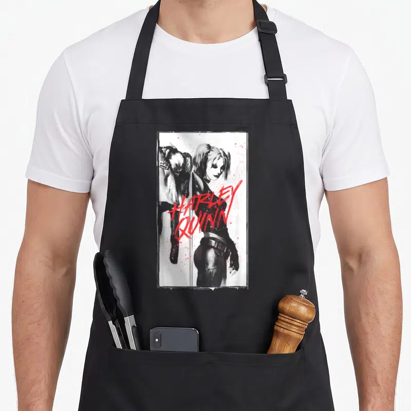 Tablier de cuisine noir avec illustration Harley Quinn en encre noire et texte rouge sanguin.