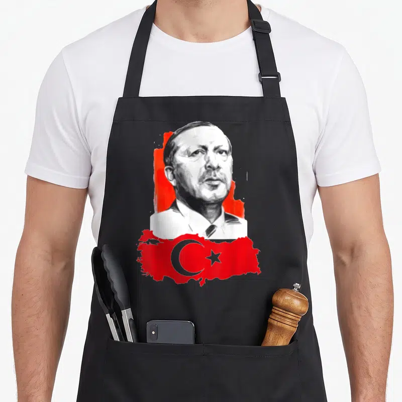 Tablier de cuisine noir avec portrait de Recep Tayyip Erdogan et carte de la Turquie en rouge et gris.