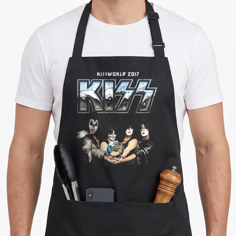 Tablier de cuisine noir avec le logo KISS en lettres chromées et les membres du groupe tenant une globe terrestre au centre.