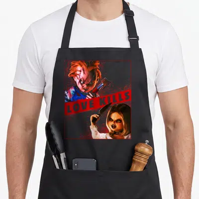 Tablier de cuisine noir avec Chucky tenant une hache et Tiffany un couteau sous le texte Love Kills.