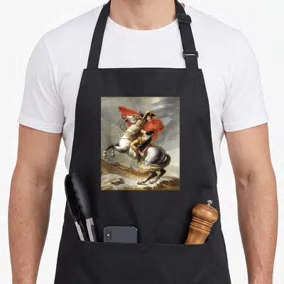 Tablier de cuisine noir avec reproduction du tableau Napoléon franchissant le col des Alpes par Jacques-Louis David.