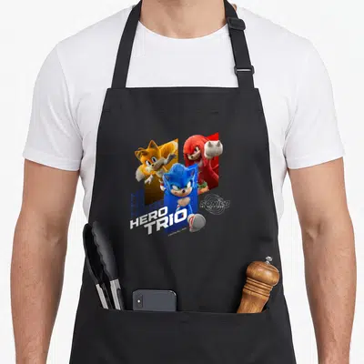 Tablier de cuisine noir avec Sonic, Tails et Knuckles sous l'inscription Hero Trio.