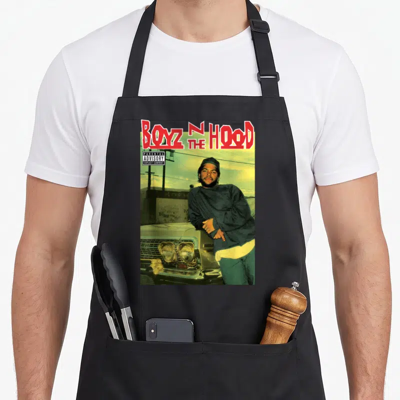 Tablier de cuisine noir avec reproduction de la pochette Boyz N The Hood montrant un homme devant une voiture.