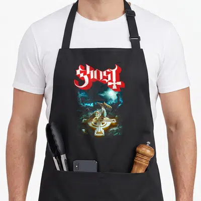 Tablier de cuisine noir avec le logo Ghost rouge et une illustration d'un personnage fantomatique nommé Papa au milieu d'un cimetière.