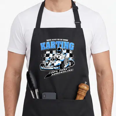 Tablier de cuisine noir illustré d'un pilote de karting bleu et blanc devant un damier avec le mot Karting en grandes lettres.