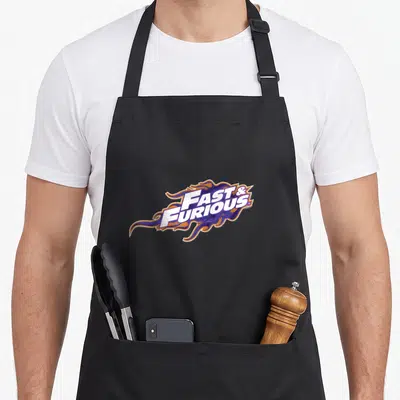 Tablier de cuisine noir avec le logo Fast & Furious entouré de flammes violettes et oranges stylisées.