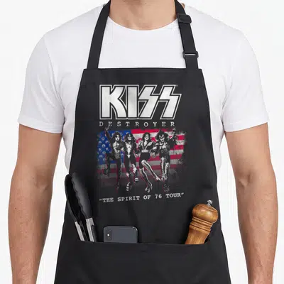 Tablier de cuisine noir avec le logo Kiss, le mot Destroyer, quatre musiciens et une amercain flag stylisée en arrière-plan.