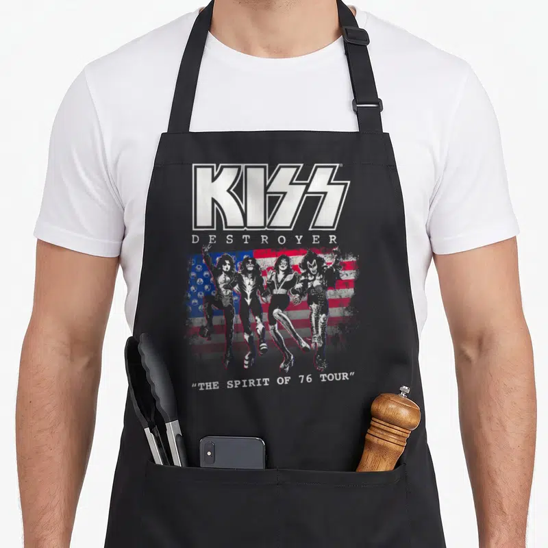Tablier de cuisine noir avec le logo Kiss, le mot Destroyer, quatre musiciens et une amercain flag stylisée en arrière-plan.