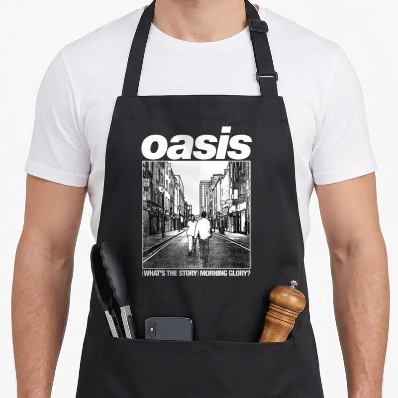 Tablier de cuisine noir avec illustration de deux hommes dans une rue et le texte Oasis What's The Story Morning Glory.