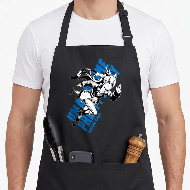 Tablier de cuisine noir avec illustration de Tamamo Cross et texte bleu diagonale Umamusume Pretty Derby