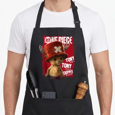 Tablier de cuisine noir avec Tony Tony Chopper, chapeau rouge à croix et texte blanc sur fond rouge texturé.