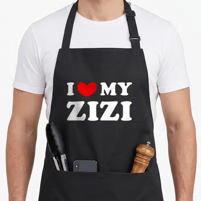 Tablier de cuisine noir avec inscription blanche I Love My Zizi et un cœur rouge au centre.