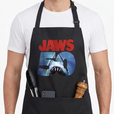 Tablier de cuisine noir avec logo Jaws 50 et illustration de requin dans le chiffre cinq