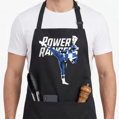 Tablier de cuisine noir avec illustration du Blue Ranger en pleine action et texte Power Rangers en blanc.