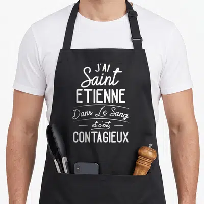 Tablier de cuisine noir avec inscription blanche J'ai Saint Etienne dans le sang et c'est contagieux typographie mixte.